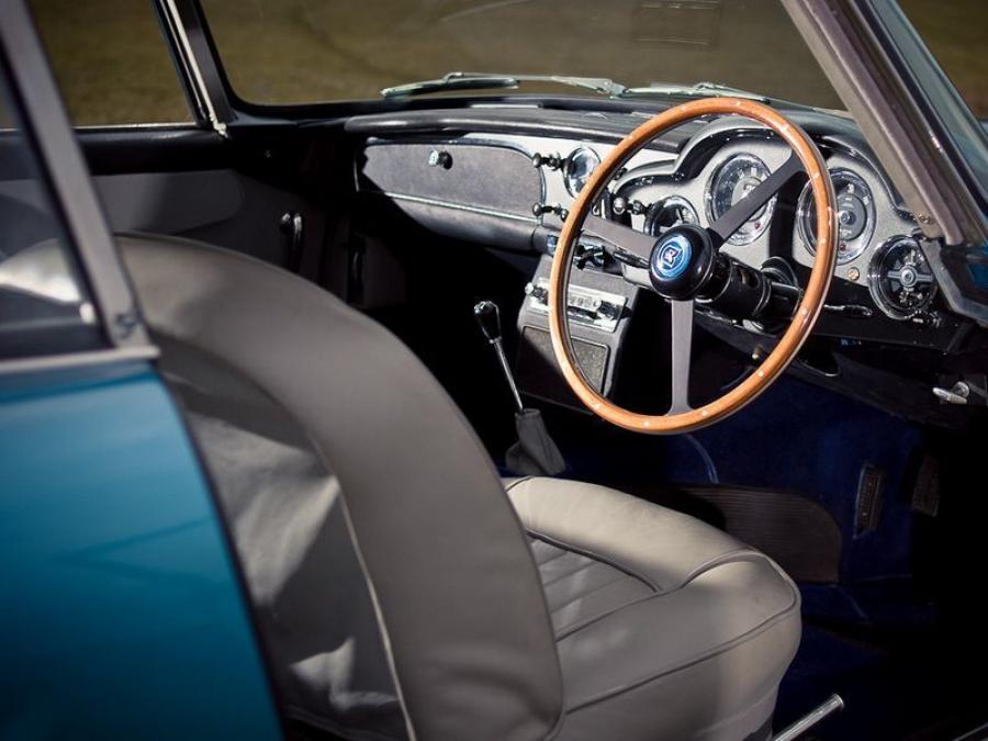 Интерьер Aston Martin DB4 (Series II) 1960 года  (UK) (фото 26 из 38)